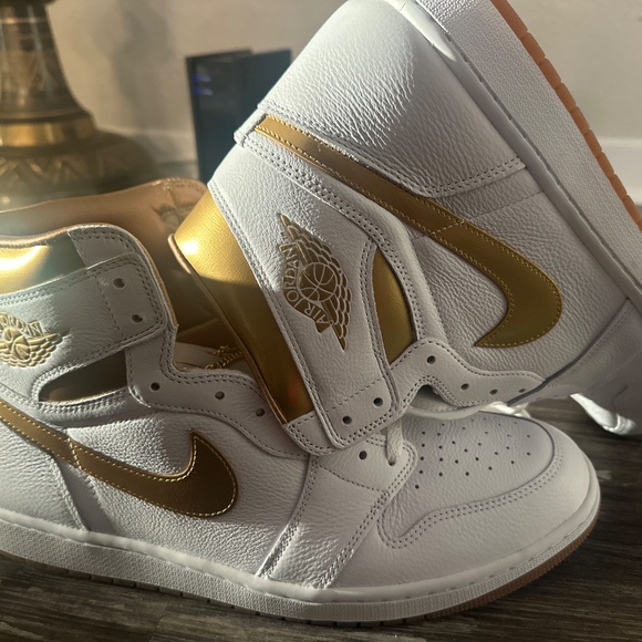 Wmns Air Jordan 1 Retro High OG 'Metallic Gold' Air Jordan / Sneakers - Picture 3 of 3